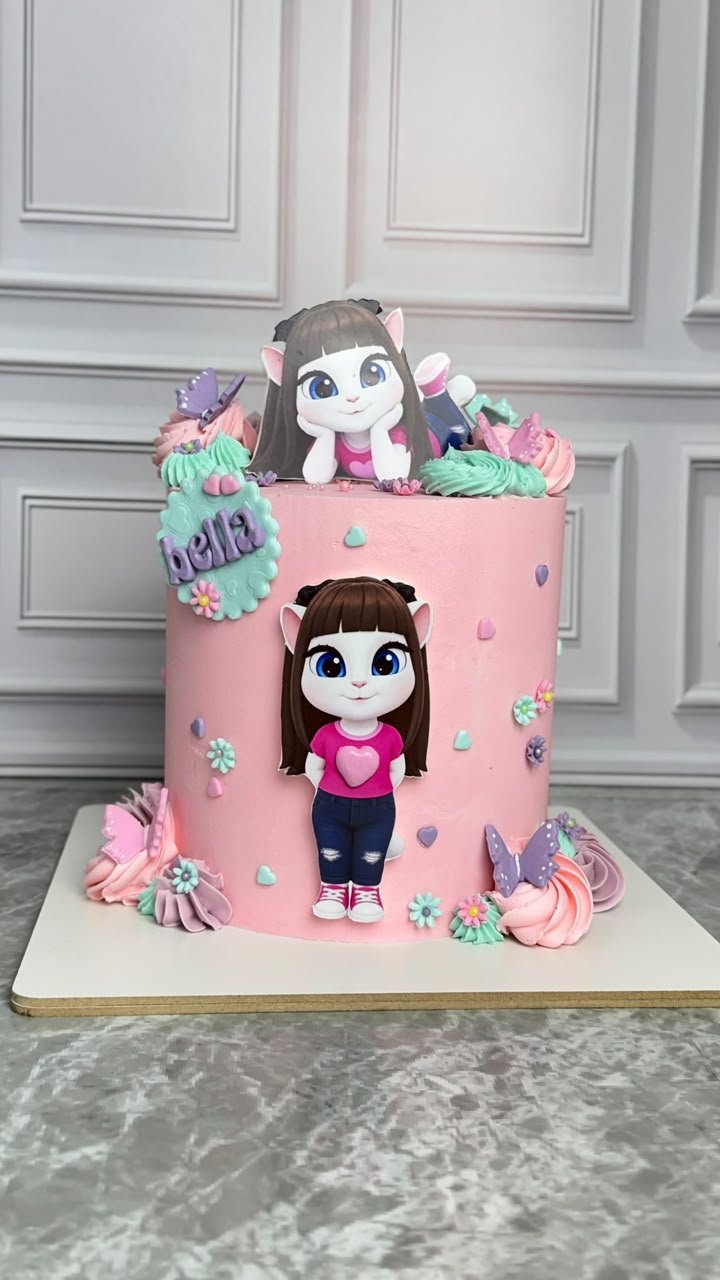 Bolo alto rosa com personagem, nome Bella, borboletas e confeitos coloridos